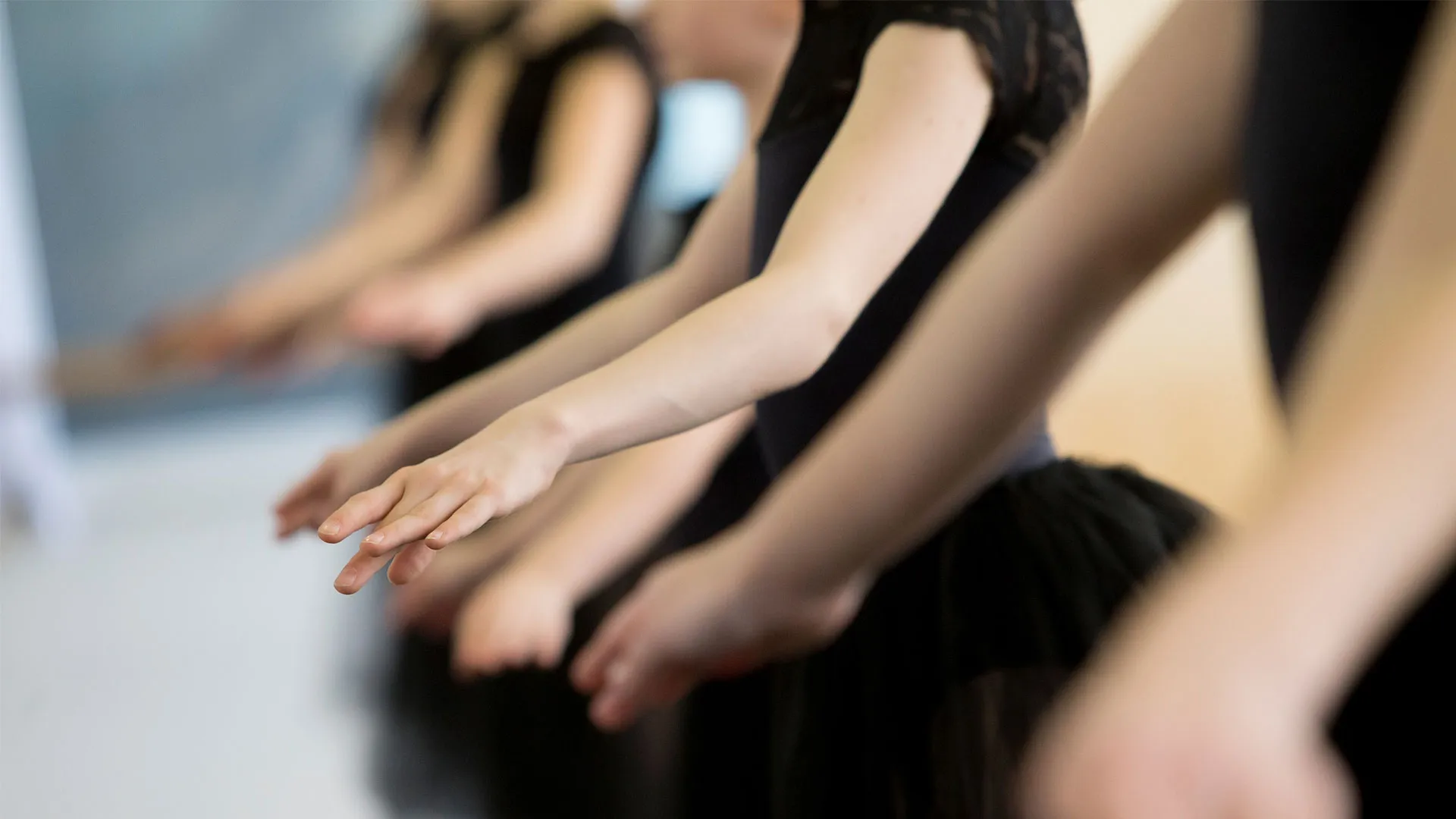 Balletiõpilased harjutavad kangi ääres käte liigutusi