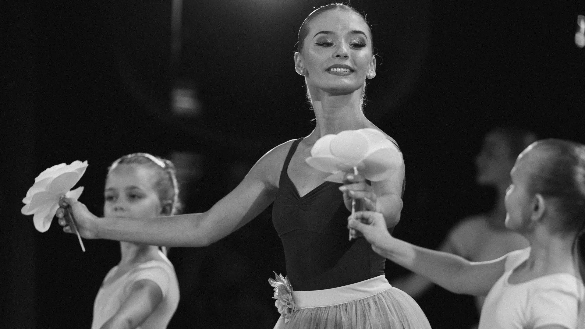 Balletiõpilased lilledega laval kontserdil